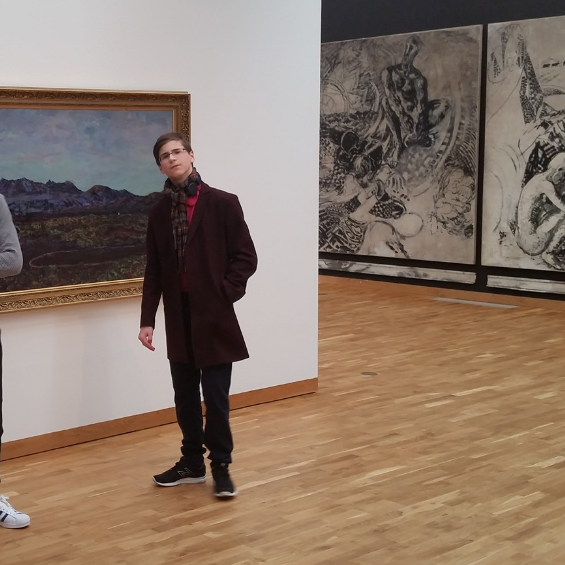 Hér má sjá mynd af þeim félögum fyrir framan málverk eftir Jóhannes S. Kjarval