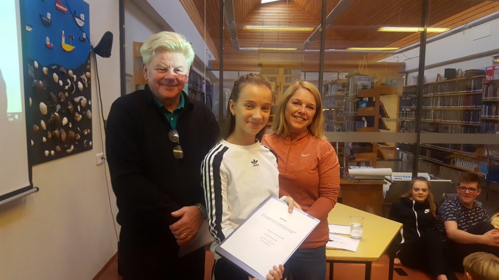 Fjóla Stefánsdóttir og Jóhann Ingólfsson færa Júlíu Rós fyrstu Chromebook-vélina