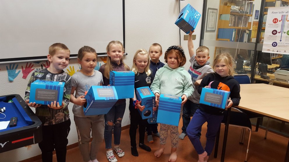 Nemendur í 1. bekk fengu hjálma