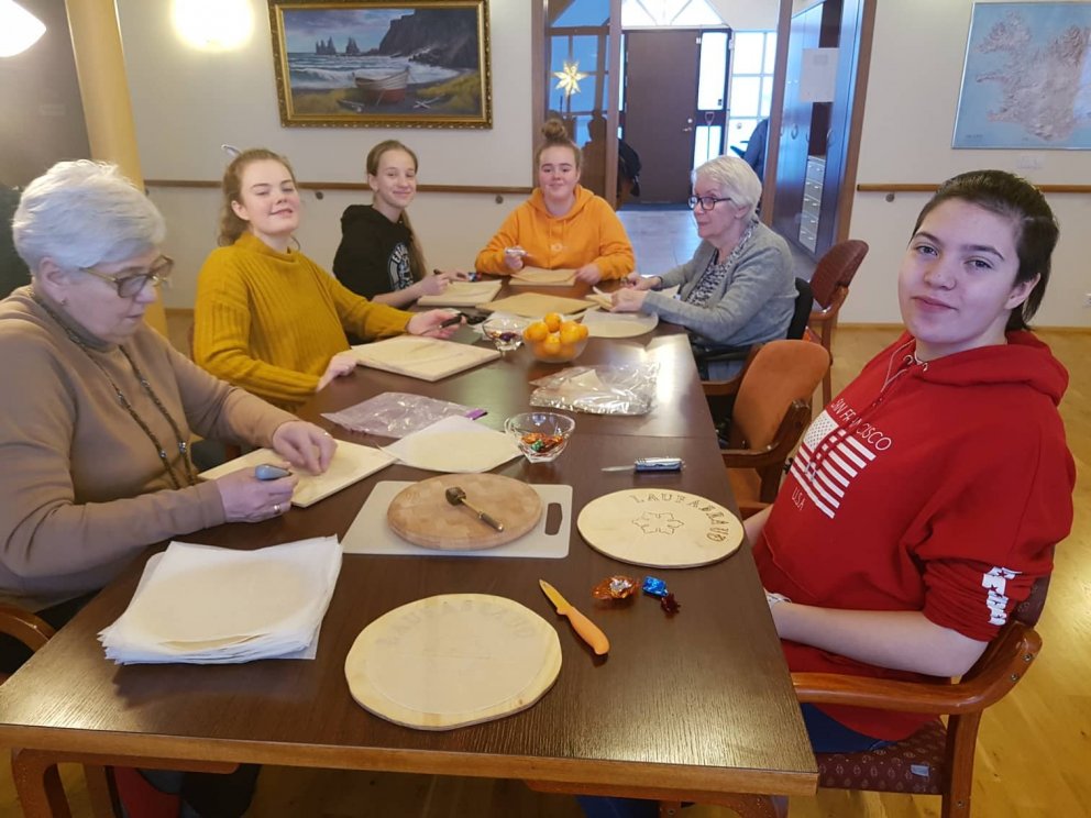 9 & 10 bekkur kíktu í laufabrauð á Grenilund