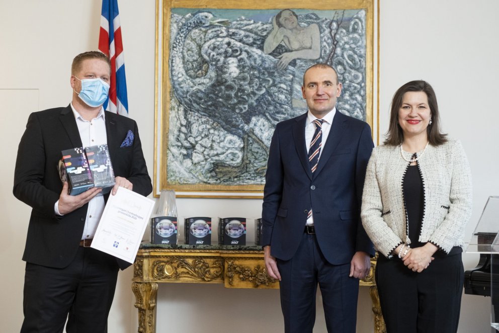 Valdimar Víðisson, fyrrverandi skólastjóri Grenivíkurskóla, tók við verðlaununum fyrir hönd skólans