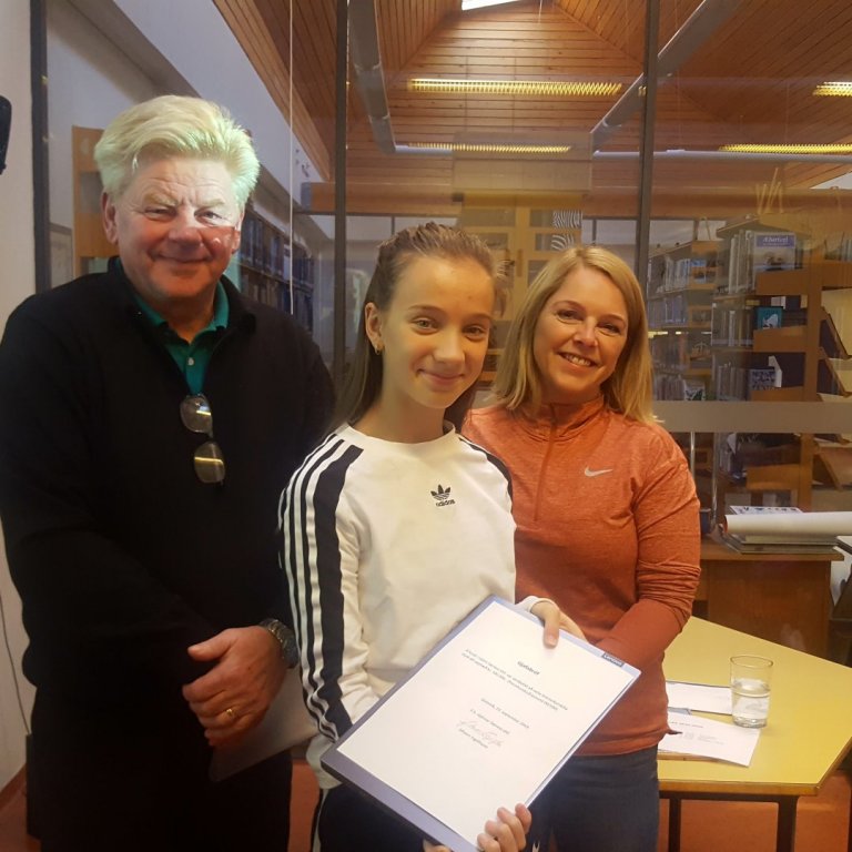 Fjóla Stefánsdóttir og Jóhann Ingólfsson færa Júlíu Rós fyrstu Chromebook-vélina