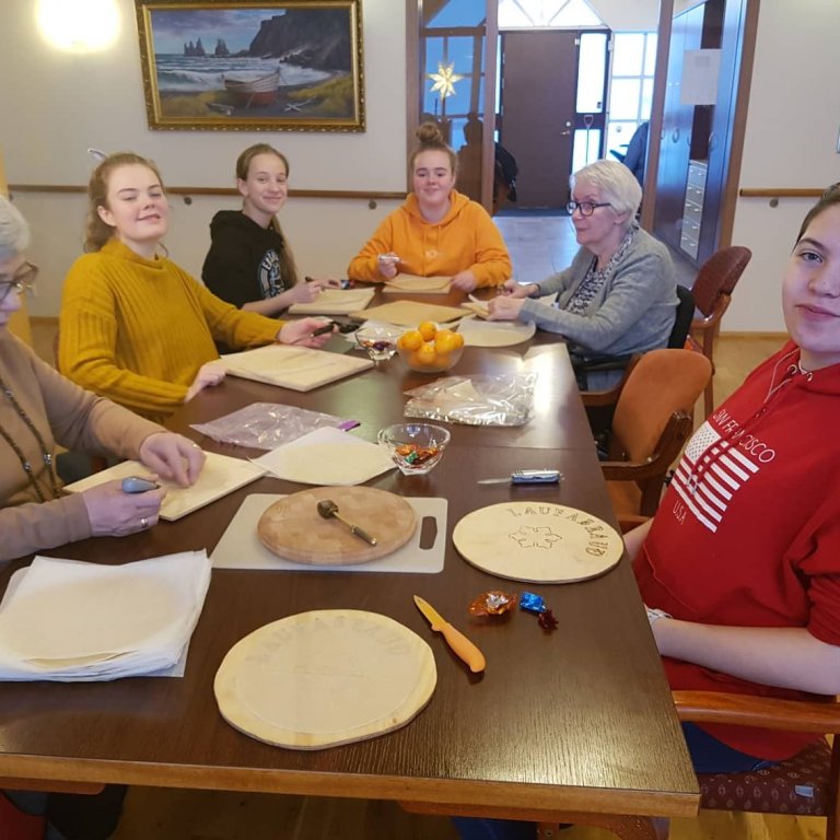 9 & 10 bekkur kíktu í laufabrauð á Grenilund