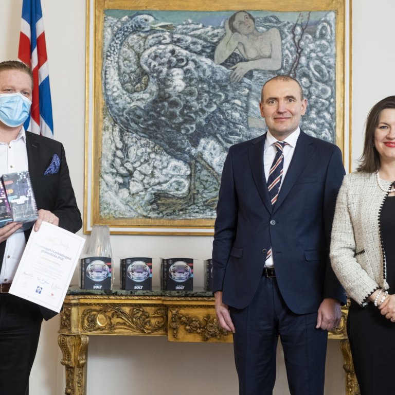 Valdimar Víðisson, fyrrverandi skólastjóri Grenivíkurskóla, tók við verðlaununum fyrir hönd skólans